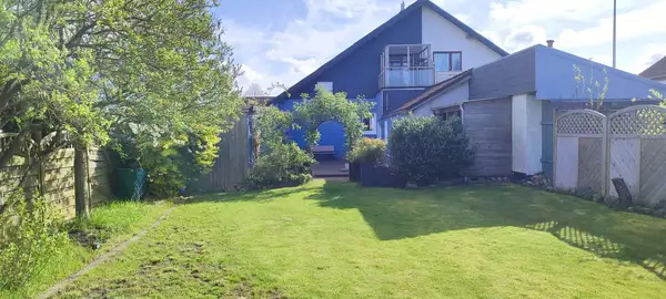 Ebenerdig bewohnbare und vielfach modernisierte Doppelhaushälfte mit Balkon und Garage! 