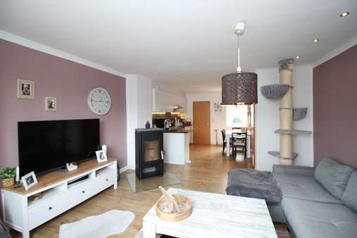 Wohnzimmer mit Ofen - Doppelhaushälfte in 24768 Rendsburg mit 94m² kaufen