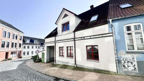 Seitliche Vorderansicht - Zweifamilienhaus in 24937 Flensburg mit 147m² kaufen