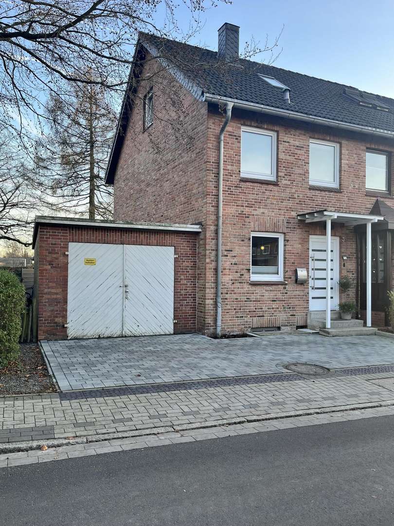 Straßenansicht mit Garage - Reihenendhaus in 24939 Flensburg mit 63m² kaufen