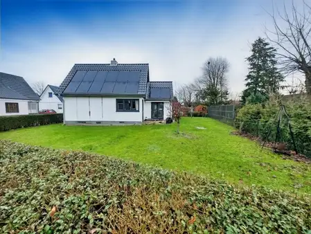 Kleines Einfamilienhaus mit modernisierten Elementen und Renovierungsbedarf im Innenbereich