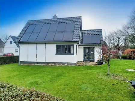Kleines Einfamilienhaus mit modernisierten Elementen und Renovierungsbedarf im Innenbereich