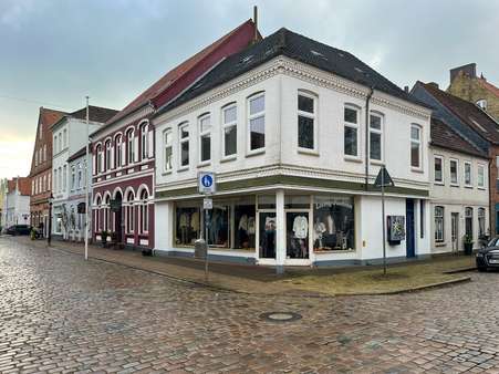 Straßenansicht - Dachgeschosswohnung in 25840 Friedrichstadt mit 75m² kaufen