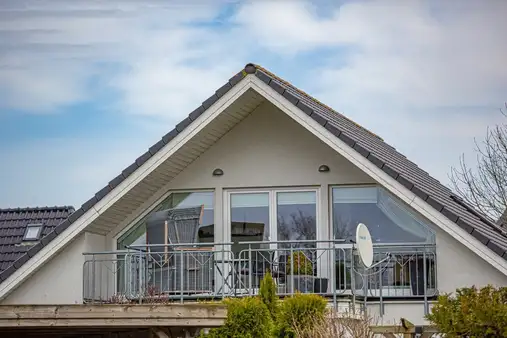 2-Zimmer-Wohnung im Dachgeschoss mit Balkon und Carport in Sackgassenlage