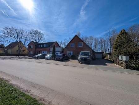 Frontansicht mit PKW Stellplätzen - Wohnanlage in 24376 Hasselberg mit 516m² als Kapitalanlage kaufen