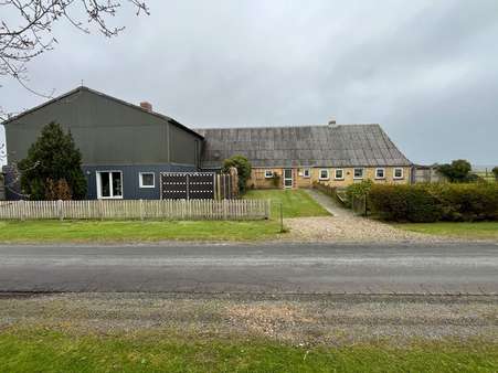 Straßenansicht - Zweifamilienhaus in 25855 Haselund mit 239m² kaufen