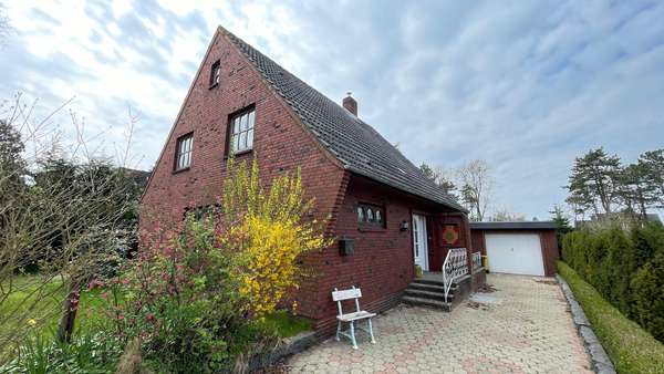Auffahrt zur Garage - Einfamilienhaus in 25938 Wyk mit 125m² kaufen