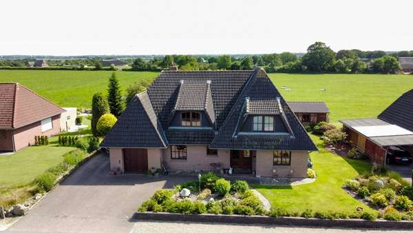 Straßenansicht - Einfamilienhaus in 25850 Behrendorf mit 217m² kaufen