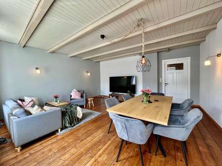 Wohnzimmer mit Essbereich - Zweifamilienhaus in 25836 Garding mit 196m² kaufen