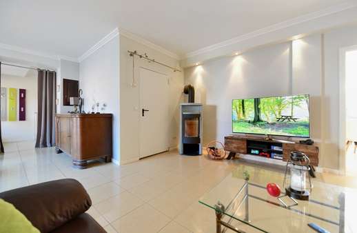 EG Wohnzimmer mit Ofen - Einfamilienhaus in 25832 Tönning mit 384m² kaufen