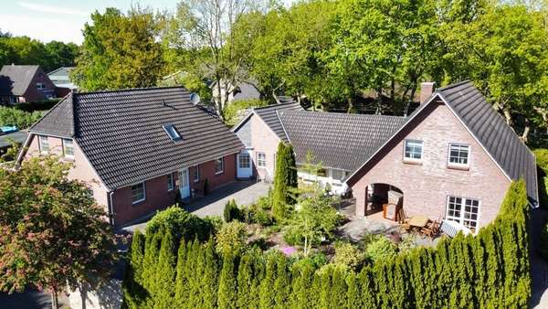 Titelbild Titelbild - Zweifamilienhaus in 25876 Ramstedt mit 286m² kaufen