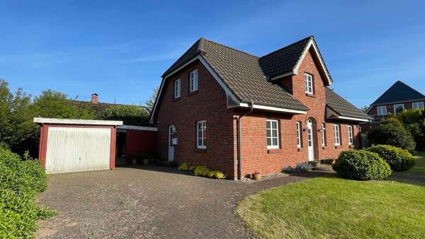 Auffahrt mit Carport - Einfamilienhaus in 25938 Wrixum mit 112m² kaufen