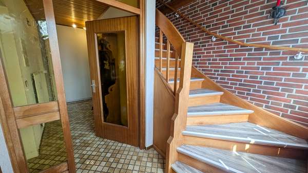 Windfang mit Treppenaufgang - Zweifamilienhaus in 24404 Maasholm mit 140m² kaufen