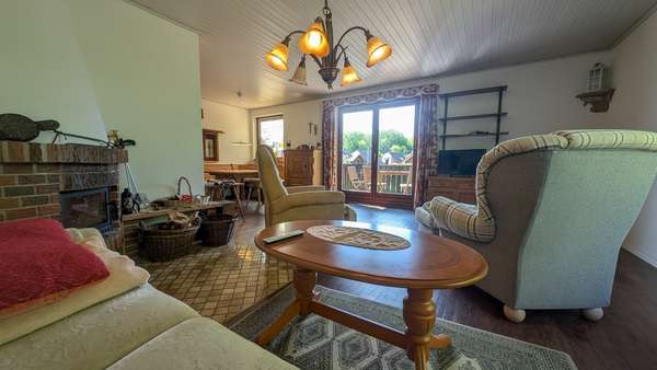 Wohn-/Esszimmer mit Kamin - Zweifamilienhaus in 24404 Maasholm mit 140m² kaufen