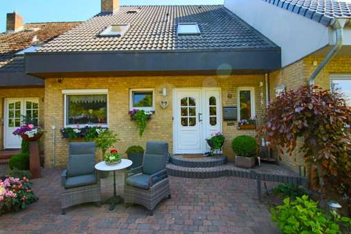 Nordansicht mit Sitzecke - Reihenmittelhaus in 24837 Schleswig mit 113m² kaufen