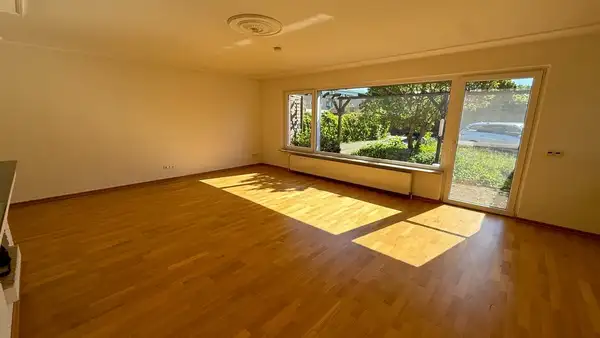 Schenken Sie dieser Immobilie eine Zukunft! Voll unterkellertes Einfamilienhaus mit Doppelgarage