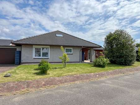 Straßenansicht Straßenansicht - Bungalow in 25845 Nordstrand mit 143m² kaufen