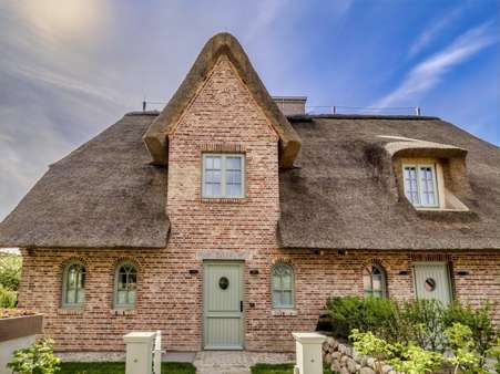 Hausansicht Hausansicht - Doppelhaushälfte in 25980 Sylt mit 142m² kaufen