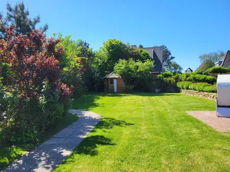 Schönes Reethausteil mit Terrasse und Garten