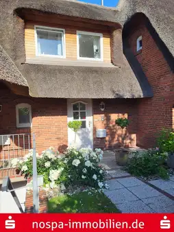 Schönes Reethausteil mit Terrasse und Garten