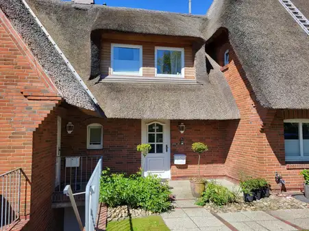 Schönes Reethausteil mit Terrasse und Garten