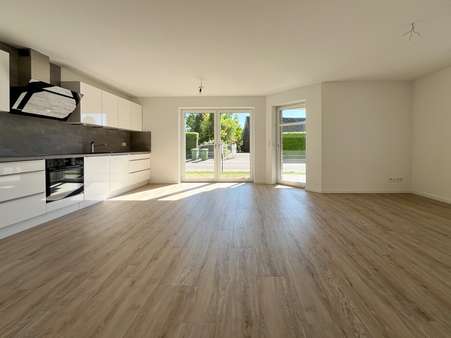 Wohnzimmer mit Einbauküche Wohnzimmer mit Einbauküche - Erdgeschosswohnung in 25840 Friedrichstadt mit 96m² kaufen