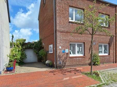 Außenansicht mit PKW-Stellplatz Außenansicht mit PKW-Stellplatz - Einfamilienhaus in 25832 Tönning mit 145m² kaufen