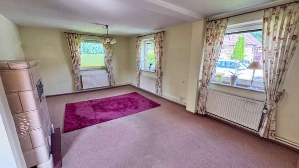 Wohnzimmer mit Kachelofen Wohnzimmer mit Kachelofen - Einfamilienhaus in 24943 Flensburg mit 73m² kaufen