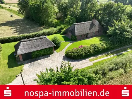 Kleines romantisches Versteck unter Reet