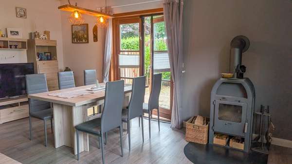 Wohn-/ Esszimmer mit Ofen Wohn-/ Esszimmer mit Ofen - Einfamilienhaus in 24376 Grödersby mit 90m² kaufen