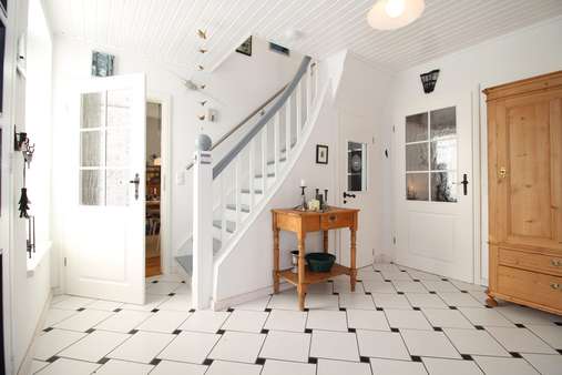 geschmachvolle Eingangsdiele geschmachvolle Eingangsdiele - Doppelhaushälfte in 24837 Schleswig mit 131m² kaufen