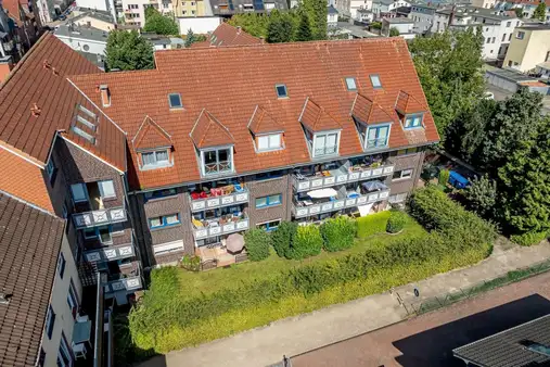 Vermietete 2 Zimmer Eigentumswohnung im Erdgeschoss mit Terrasse, Grundstückanteil und Tiefgaragenstellplatz