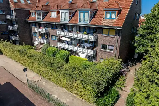 Vermietete 2 Zimmer Eigentumswohnung im Erdgeschoss mit Terrasse, Grundstückanteil und Tiefgaragenstellplatz