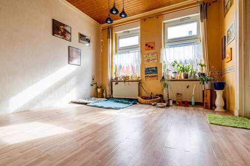 Wohnzimmer im Erdgeschoss - Einfamilienhaus in 25337 Elmshorn mit 100m² günstig kaufen