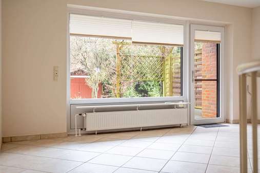 Wohn- und Essbereich; Ausblick Terrasse - Erdgeschosswohnung in 25335 Elmshorn mit 112m² kaufen