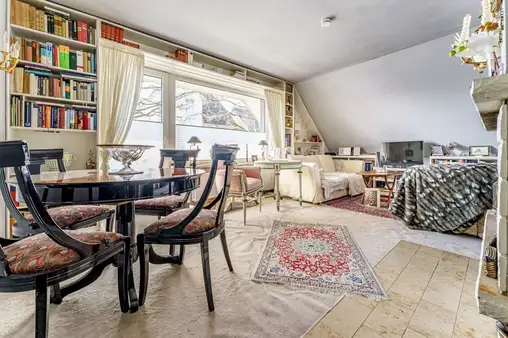 3-Zimmer-Dachgeschosswohnung mit Garage, Loggia und Gartenanteil in ruhiger Lage!