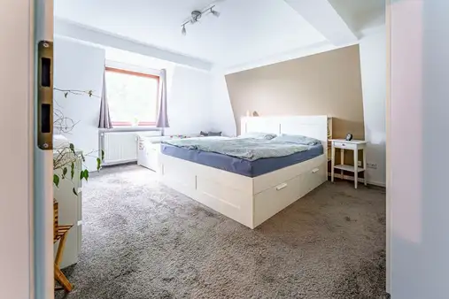 Attraktives Wohnkonzept! Top gepflegte Dachgeschosswohnung mit Loggia, zwei Stellplätzen und großzügigem Kellerraum!
