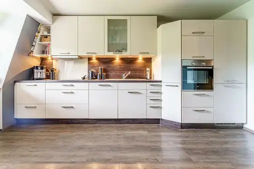 Attraktives Wohnkonzept! Top gepflegte Dachgeschosswohnung mit Loggia, zwei Stellplätzen und großzügigem Kellerraum!