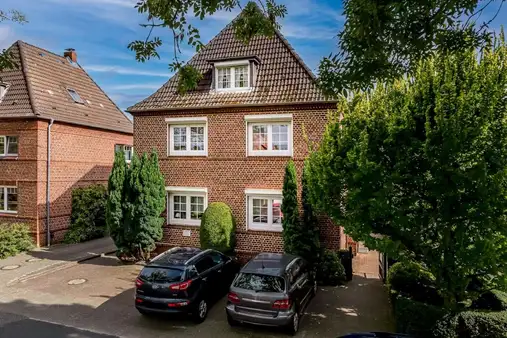 Charmantes Zweifamilienhaus mit attraktiven Grundstück!