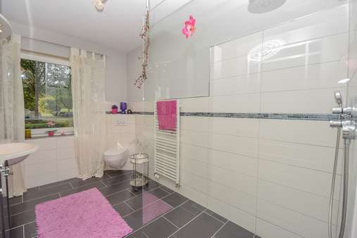 Neues Badezimmer mit FBH im EG. - Zweifamilienhaus in 25421 Pinneberg mit 193m² kaufen