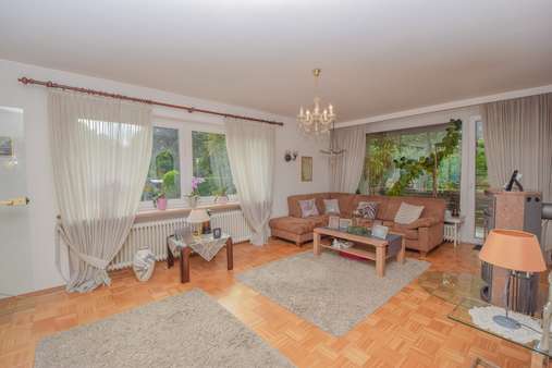 Wohnzimmer mit Terrassenzugang. - Zweifamilienhaus in 25421 Pinneberg mit 193m² kaufen