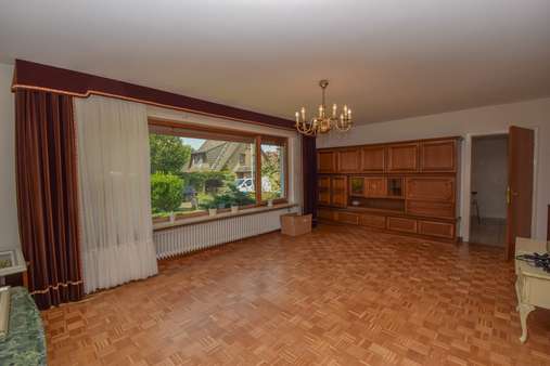 Großzügiges Wohnzimmer mit Panoramaelement. - Einfamilienhaus in 25488 Holm mit 132m² kaufen