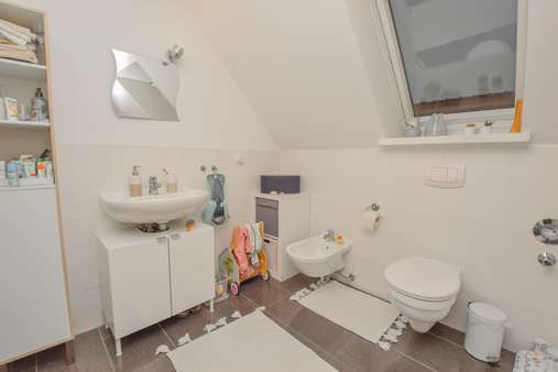 Vollbad mit Tageslichtfenster und Bidet. - Dachgeschosswohnung in 23552 Lübeck mit 111m² kaufen