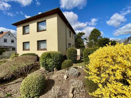 Ansicht mit Garten - Zweifamilienhaus in 22880 Wedel mit 145m² kaufen
