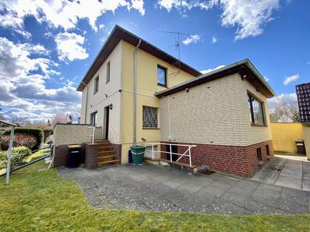 Rückansicht mit Terrasse - Zweifamilienhaus in 22880 Wedel mit 145m² kaufen