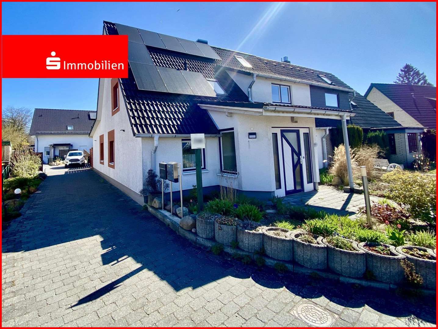 Ansicht Auffahrt - Doppelhaushälfte in 22880 Wedel mit 156m² kaufen
