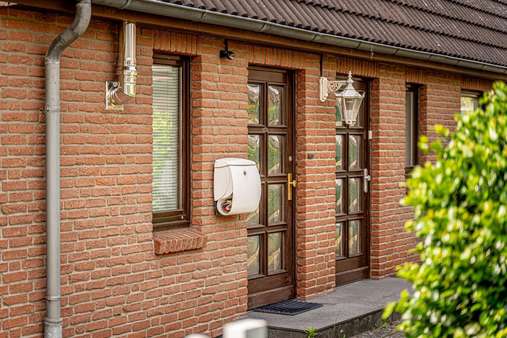Zwei Eingänge für zwei Wohnungen. - Zweifamilienhaus in 22880 Wedel mit 149m² kaufen