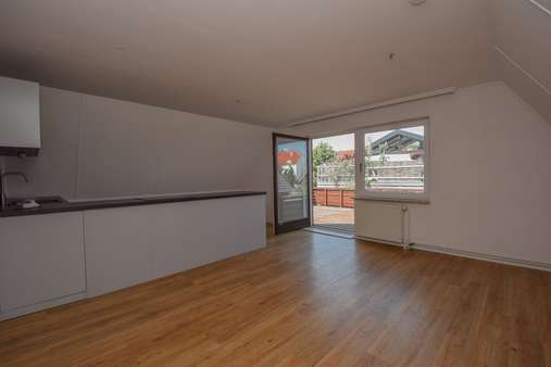 Wohnbereich mit Küche. - Zweifamilienhaus in 22880 Wedel mit 149m² kaufen