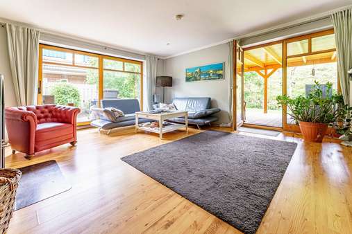 Wohnzimmer mit Terrassenzugang. Wohnzimmer mit Terrassenzugang. - Doppelhaushälfte in 25491 Hetlingen mit 111m² kaufen