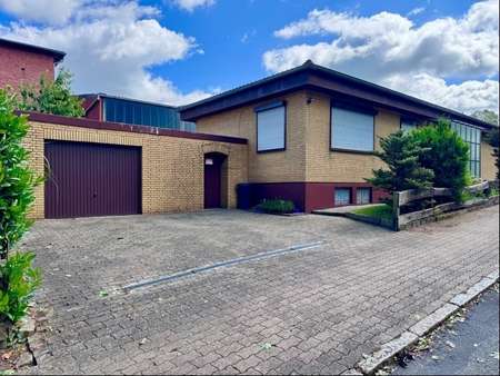 Front mit Garage Front mit Garage - Bungalow in 25524 Itzehoe mit 86m² kaufen